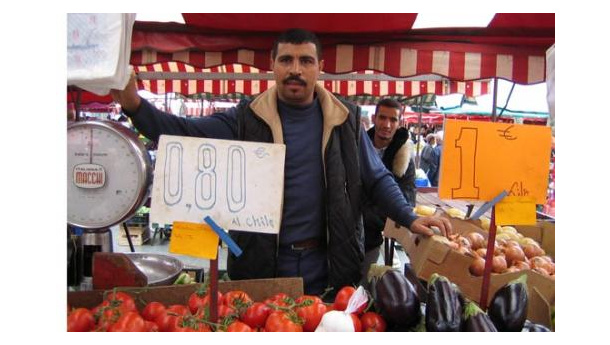 Immagine: Porta Palazzo: una mela in omaggio a chi dice addio agli shopper di plastica