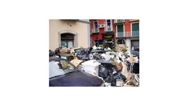 Immagine: Richiamo di Potocnik sui rifiuti in Campania. Legambiente: 