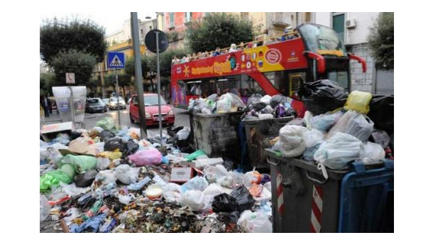 Immagine: Messa in mora per i rifiuti a Napoli. Ue: mercoledì notte data ultima per una risposta. Ma l'Italia chiede tempo
