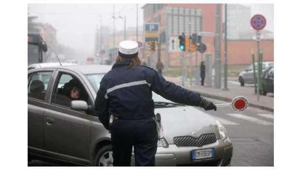 Immagine: Blocco Euro 3 milanesi: probabile la proroga fino al 23 dicembre. Venerdì 9 e sabato 10 confermato il blocco totale 10-18