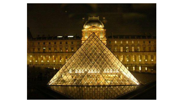 Immagine: Il Louvre si converte all'efficienza energetica: la Piramide si illumina a Led