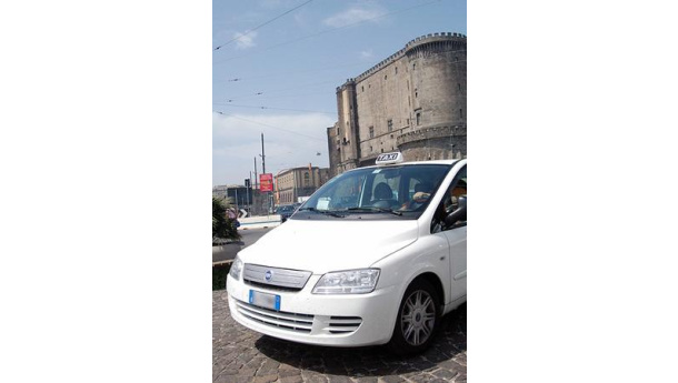 Immagine: Taxi, il Comune di Napoli punta alle tariffe fisse all'interno della Ztl