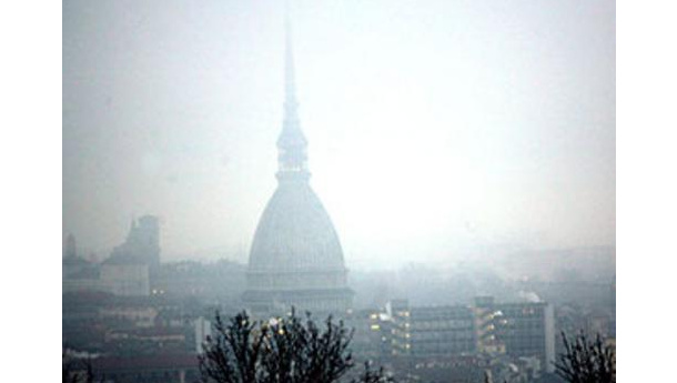 Immagine: Smog a Torino, il Comune: usate di meno l'auto, per favore...