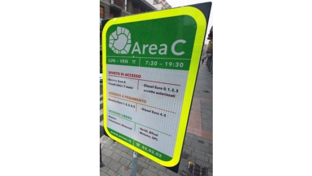 Immagine: Area C, l'informazione arriva sul web