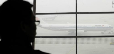 Pechino, la nube di smog ferma i voli ma per le autorità locali “The air is good”