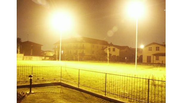 Immagine: Demagogia e interessi economici: per questo le città italiane sono troppo illuminate