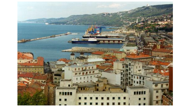 Immagine: Smog. Trieste: da sabato 21 3 ore al mattino e 3 al pomeriggio di blocco del traffico fino a euro 3 compresi.. L'ordinanza
