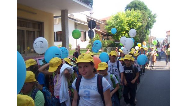 Immagine: Bimbi, camminare premia!