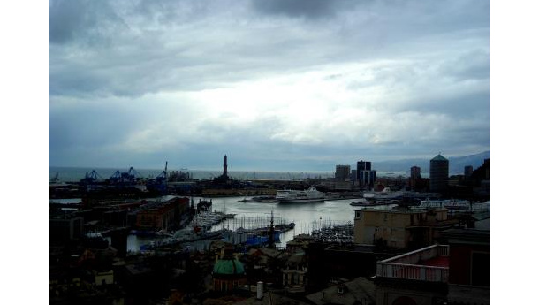 Immagine: Genova, sotto la neve niente: scuole chiuse e niente moto mercoledi 1 febbraio