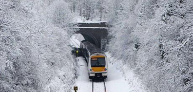 Caos treni e paesi al buio: è incubo neve pasticcio a Roma, scuole aperte a metà