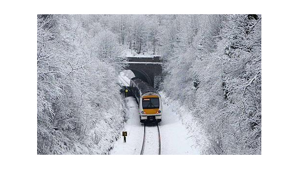 Immagine: Caos treni e paesi al buio: è incubo neve pasticcio a Roma, scuole aperte a metà