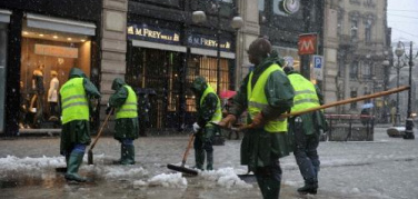 Neve a Milano: i mezzi dell'Amsa  hanno ripulito 17 milioni di metri quadri di strade e marciapiedi