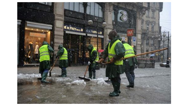 Immagine: Neve a Milano: i mezzi dell'Amsa  hanno ripulito 17 milioni di metri quadri di strade e marciapiedi