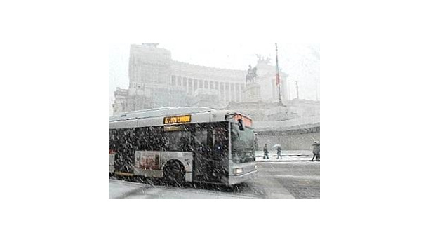 Immagine: Roma si sveglia sotto la neve, in vigore il piano trasporti di emergenza