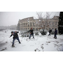 Immagine: Neve a Roma: si circola solo con catene a bordo. Stop anche a moto e motorini