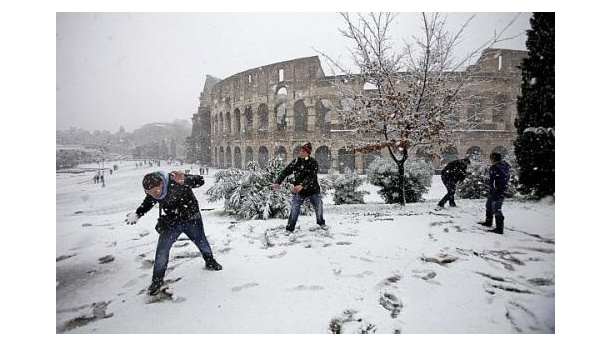 Immagine: Neve a Roma: si circola solo con catene a bordo. Stop anche a moto e motorini