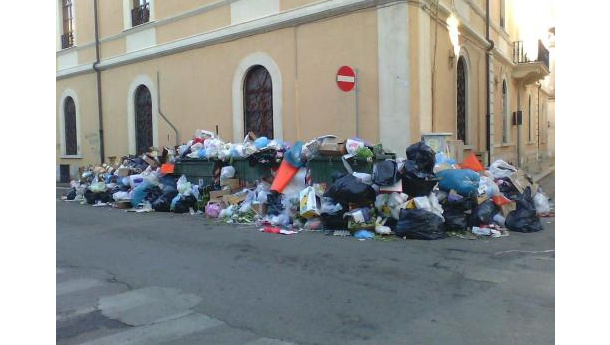 Immagine: Foggia, il sindaco diffida l’Amica: togliere i rifiuti da strade e marciapiedi