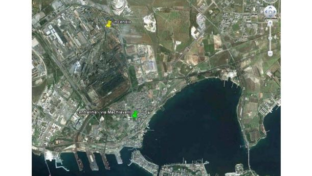 Immagine: Incendio all’Ilva. Nube nera su Taranto: i pareri tecnici di Arpa Puglia e dell'azienda|Foto|Video