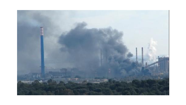 Immagine: Incendio Ilva: PeaceLink chiede all'Arpa Puglia se il liquido incendiato sia cancerogeno