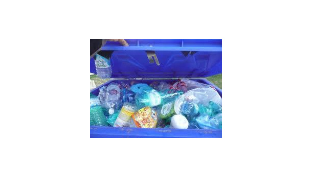 Immagine: Plastica, novità su RD e fasce di qualità. Dal 1° maggio piatti e bicchieri usa e getta nella raccolta differenziata