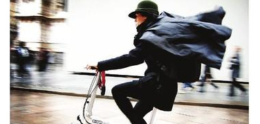 La tribù delle due ruote che attraversa la città