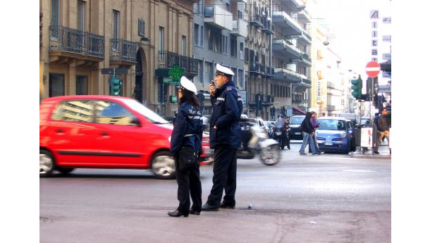 Immagine: Auto in doppia fila: una mozione chiede maggiori controlli e multe