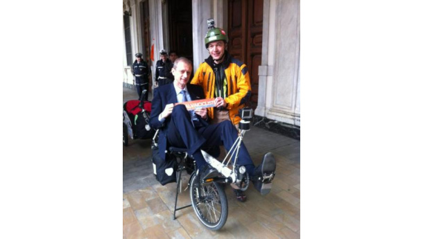 Immagine: Fassino in tandem racconta la Torino ciclabile | Video