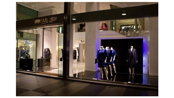 Immagine: Insegne e vetrine a luci spente: lo “sciopero del buio” funziona?