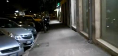 Strade sovrailluminate in città: notturno romano | Video