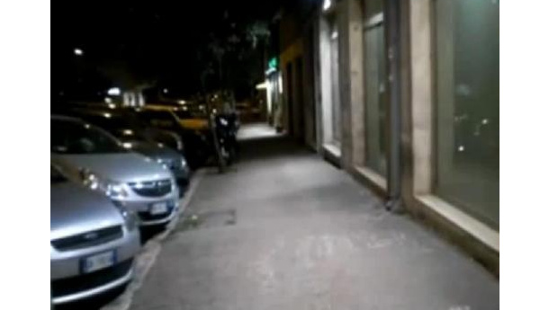 Immagine: Strade sovrailluminate in città: notturno romano | Video