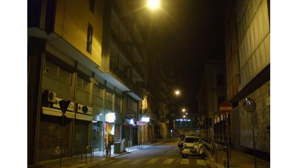 Immagine: Strade sovrailluminate: Bari, via Crisanzio di sera | Video
