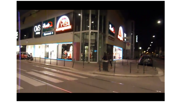 Immagine: Strade sovrailluminate in città: mezzanotte milanese | Video