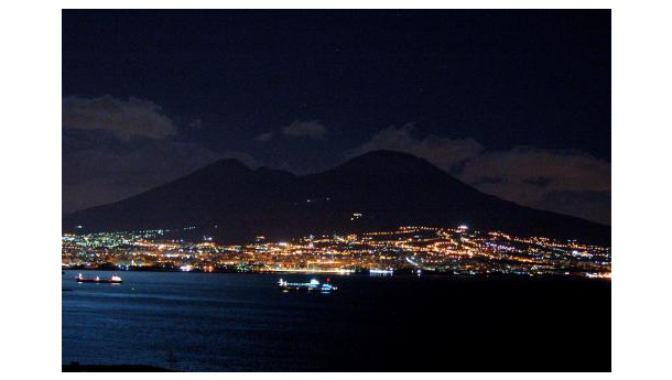 Immagine: Napoli si spegne per l'Ora della Terra. Al buio le piazze e il Duomo