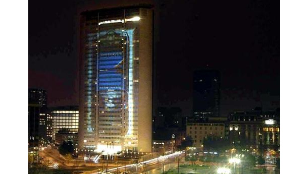 Immagine: Strade sovrailluminate in città: la Stazione Centrale alle due di notte | Video