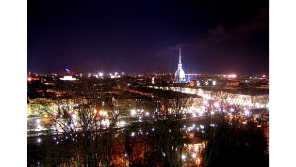 Immagine: Sui commercianti del Centro di Torino, le vetrine e l'Ora della Terra