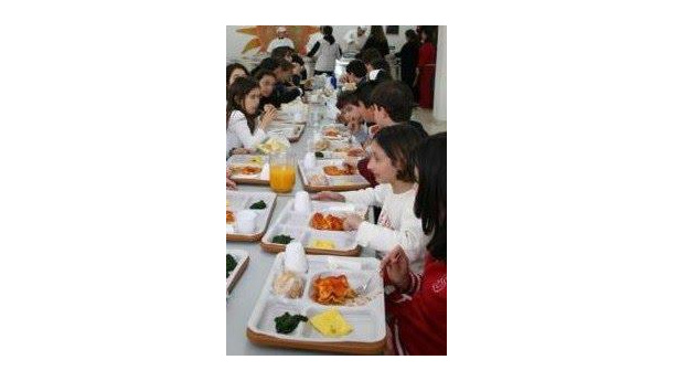 Immagine: Milano. Amsa prova a dare l'esempio: pronto un piano per ridurre rifiuti di plastica e sprechi alimentari nelle mense