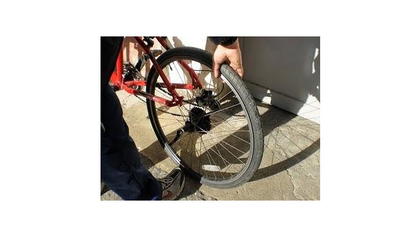 Immagine: Lecce, per i ciclisti “in panne” 33 ciclostop per riparare la propria bici