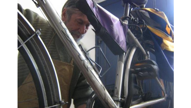 Immagine: Madonna di Campagna, addio al mago delle bici. Chiude l’ultima ciclofficina