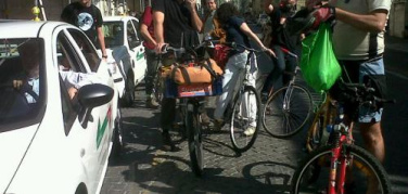 Bici versus auto: i ciclisti stracciano i mezzi a motore su un percorso urbano