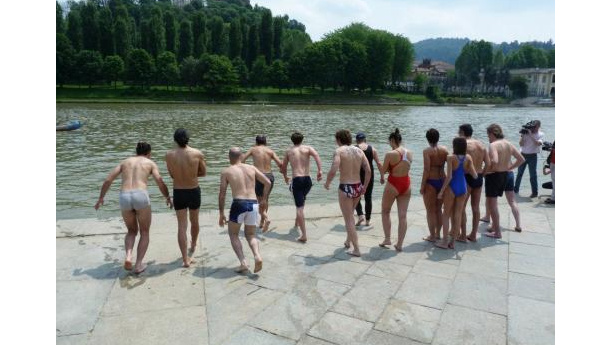 Immagine: Successo del tuffo nel Po: Torino 27 maggio, video e foto