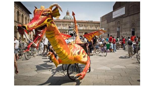 Immagine: Mille biciclette e draghi per Bologna: Bike Pride Parade ha invaso la città di ruote e colori