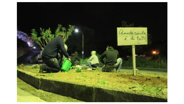 Immagine: Guerrilla Gardening a Gaeta (Latina): il primo attacco verde in città