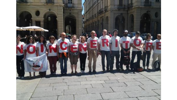 Immagine: No inceneritore: depositate in Comune a Torino le firme della petizione popolare
