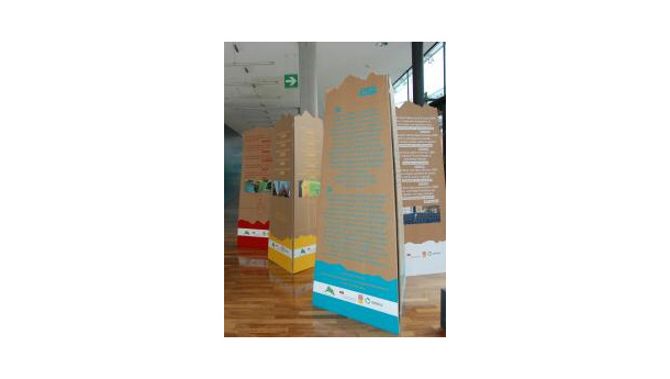 Immagine: 30 metri di cartone per uno spettacolo lungo 1200 km