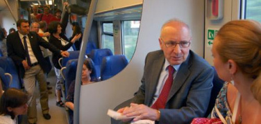 Saitta viaggia con i pendolari della  Pinerolo - Torre Pellice, una delle 12 linee soppresse. Il video e le reazioni