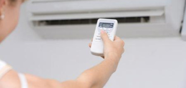 Consumi elettrici ancora in calo a giugno, ma la flessione è minore: colpa del caldo?