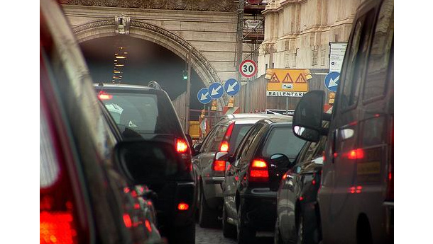 Immagine: Roma è la terza città più trafficata d'Europa.  Lo dice uno studio dell'Osservatorio Tom Tom
