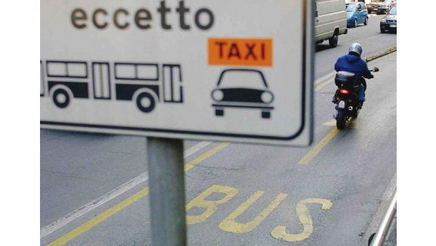 Immagine: Corsie preferenziali a Milano: definitivo il taglio drastico dei pass dal primo ottobre