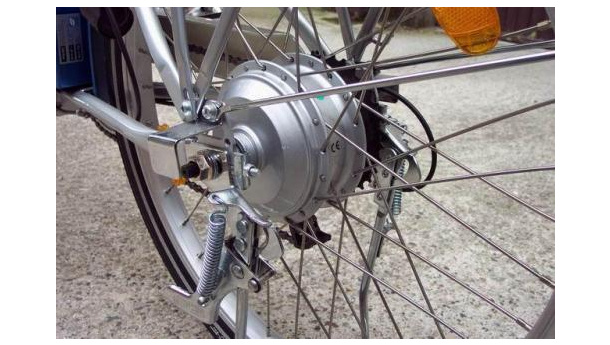 Immagine: Roma, parte la sperimentazione delle biciclette elettriche per i vigili urbani