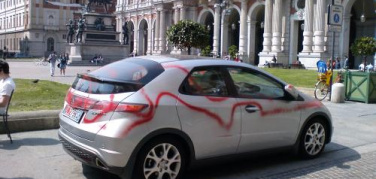 Protesta a colpi di spray contro l\'auto in sosta vietata
